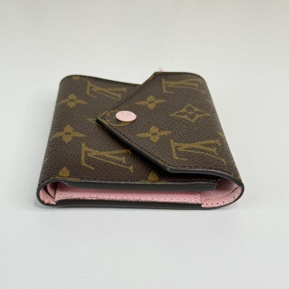 Louis Vuitton Monogram Canvas Wallet with Classic Design - Picture 4 of 8